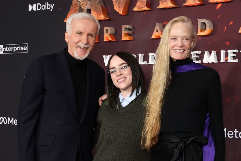 El director de Avatar, James Cameron, llegó de la mano de su quinta esposa, Suzy Amis; ambos se tomaron una foto con Billie Eilish, una de las celebridades invitadas.