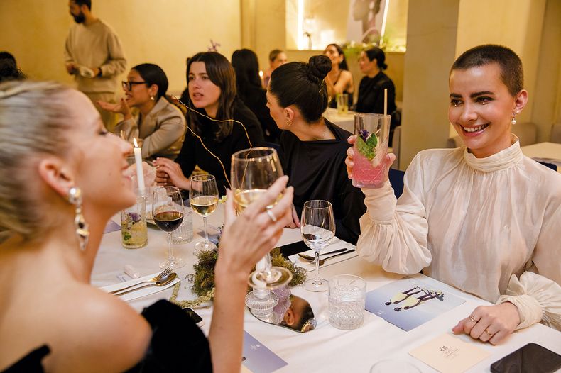 Arianna Gonzáles de revista Cosas Perú junto a la productora de Galería, Sofía Miranda Montero, Pamela Uribe, Aylén Milla y Martina Rial
