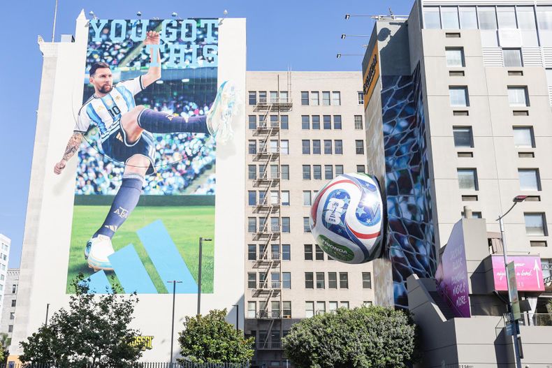 El jugador argentino Lionel Messi aparece en un cartel publicitario de la Copa Mundial de la FIFA en LA Live, en el centro de Los Ángeles, California, el 3 de junio de 2026.