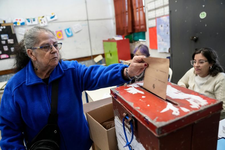 Una señora vota en la escuela 149 del Cerro en Montevideo durante las elecciones departamentales 2025