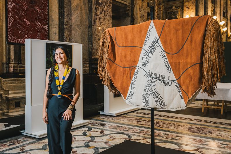 La pieza que Moara Tupinambá expone en la Bienal de Montevideo, una reinterpretación del manto que es identidad de su pueblo, posee una fuerte carga reivindicativa.