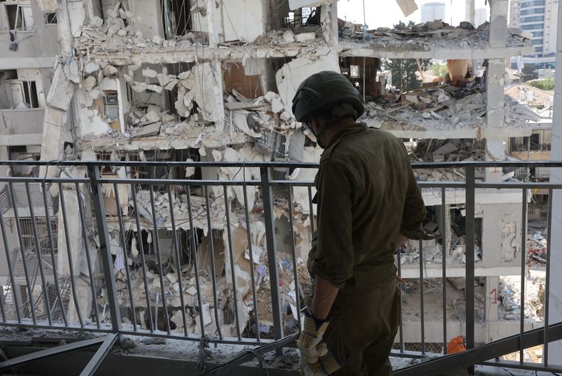 Un soldado israelí inspecciona los escombros en el lugar donde se produjo un ataque con misiles iraníes durante la noche en Bat Yam el 15 de junio de 2025 &nbsp;