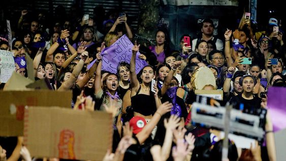 Marcha por el Día Internacional de la Mujer en la avenida 18 de Julio. Marcha por el Día Internacional de la Mujer en la avenida 18 de Julio.