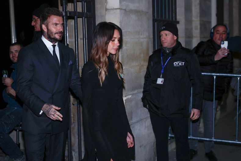 Victoria Beckham fue condecorada en Francia por su contribución a la moda, un acto que reunió a prácticamente todo el clan Beckham.