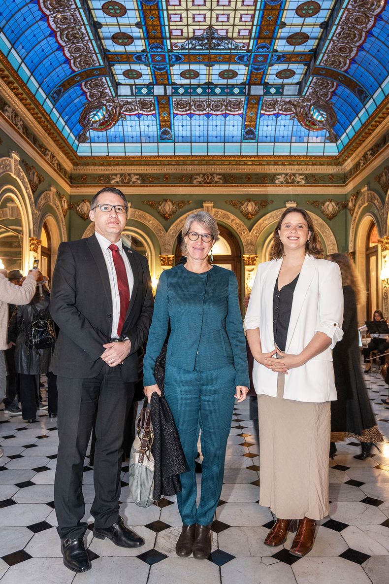 Consejero de la Embajada de Chile Luis Martínez, embajadora de Francia Virginie Boiteau y directora de la Biblioteca Nacional Rocío Schiappapietra.