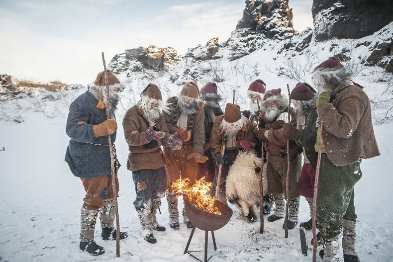Los trece Papás Noel de Islandia y su fuego de Navidad