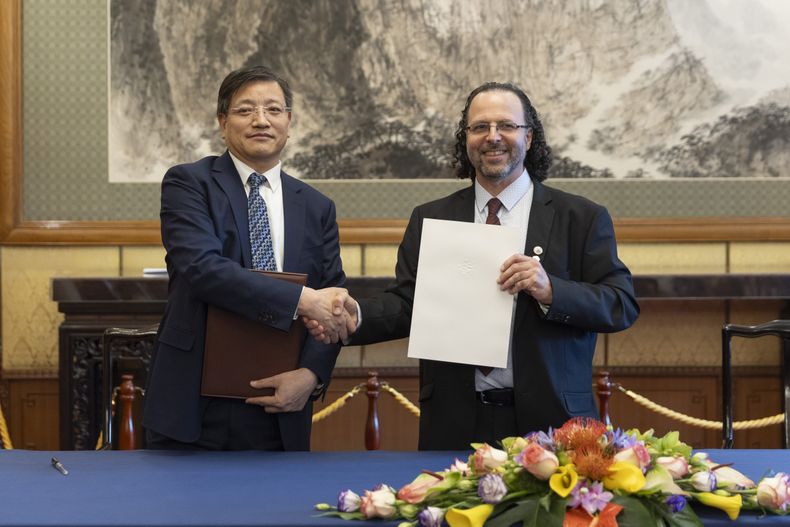 El presidente de la Universidad de Qingdao, Jinyan Hu, y el rector de la Universidad de la República, Héctor Cancela