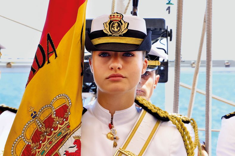 La princesa Leonor, hija de los reyes de España, fue la encargada de llevar la enseña nacional durante la Jura de la bandera a bordo del barco