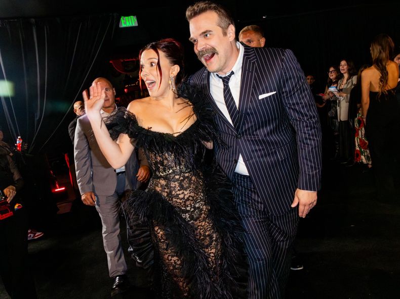 El reencuentro entre Millie Bobby Brown y David Harbour pareció desmentir los rumores sobre una supuesta acusación de acoso contra Harbour por parte de Brown, antes de que comenzara el rodaje el año pasado.