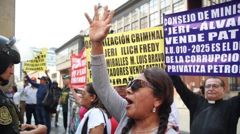 Personas sostienen carteles durante una manifestación en rechazo al presidente interino, José Jerí, frente al Congreso de Perú, en Lima (Perú).&nbsp;