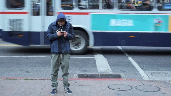 Adolescente mira su celular en el Centro de Montevideo. Adolescente mira su celular en el Centro de Montevideo.