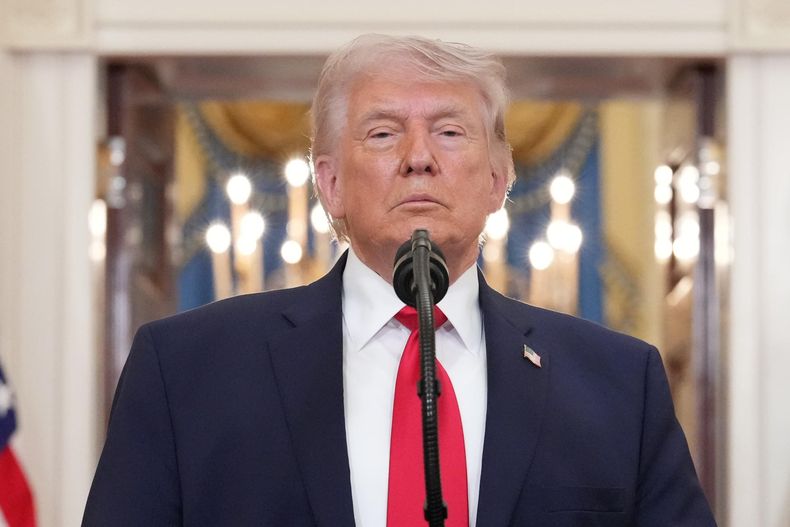 El presidente estadounidense Donald Trump hace una pausa al finalizar su discurso sobre la guerra con Irán desde el Salón de la Cruz de la Casa Blanca, el 1 de abril de 2026.