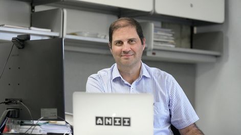 Búsqueda | Flavio Caiafa en su despacho de la ANII. Foto: Javier Calvelo, adhocFOTOS