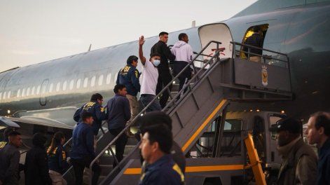 Fotografía cedida por el Ministerio del Interior de Chile que muestra a integrantes de la Policía de Investigaciones (PDI) trasladando a personas extranjeras deportados el jueves 16 de abril de 2026, en el Grupo de aviación Nº10 de la Fuerza Aérea de Chile, en Santiago (Chile).