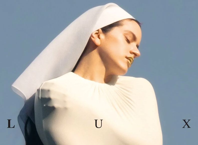 En la portada de Lux, disco que batió récords, Rosalía aparece vestida con un hábito blanco, lo que anticipa la temática de sus 18 canciones.