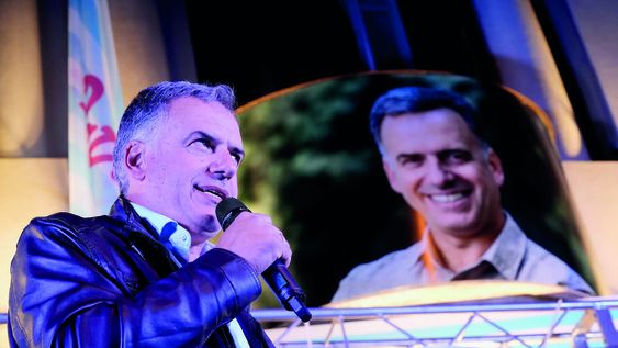 Respaldado por varios sectores, Yamandú Orsi recorre comités y locales de sectores. Foto: Javier Calvelo / adhocFOTOS Respaldado por varios sectores, Yamandú Orsi recorre comités y locales de sectores. Foto: Javier Calvelo / adhocFOTOS