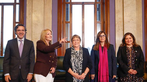 Embajador de España Javier Salido Ortiz, vicepresidenta de la República Carolina Cosse, expresidenta de Chile Michelle Bachelet, directora regional de IDEA Internacional para América Latina y el Caribe Marcela Ríos Tobar y presidenta ejecutiva de IDEA Internacional Alejandra Sepúlveda Peñaranda.