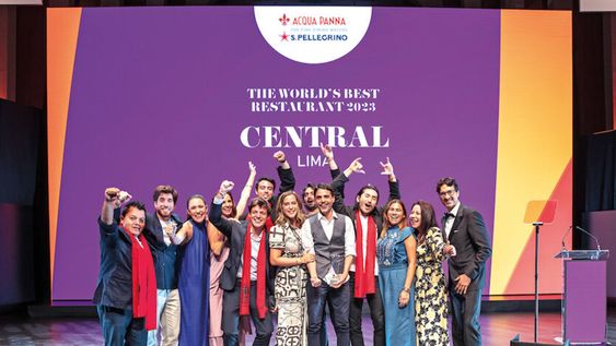 El equipo de Central (Lima) recibe el premio al mejor restaurante del mundo. Foto: David Holbrook