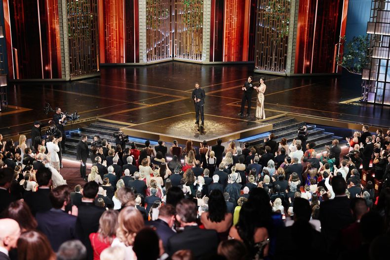 Michael B. Jordan (C) en el escenario tras ganar el Oscar a Mejor Actor por Pecadores durante la 98.ª ceremonia anual de los Premios Oscar en el Dolby Theatre de Los Ángeles, California, EE. UU., el 15 de marzo de 2026