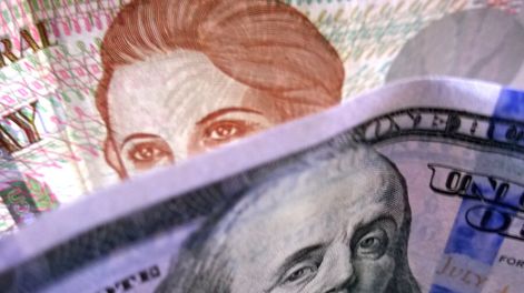 imagen de La escasez de pesos condiciona el mercado del dólar y Letras