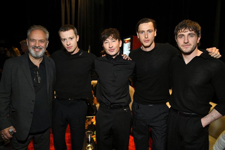 El cineasta Sam Mendes junto a Paul Mescal, Joseph Quinn, Barry Keoghan y Harris Dickinson durante la presentación de las películas sobre The Beatles en la convención CinemaCon