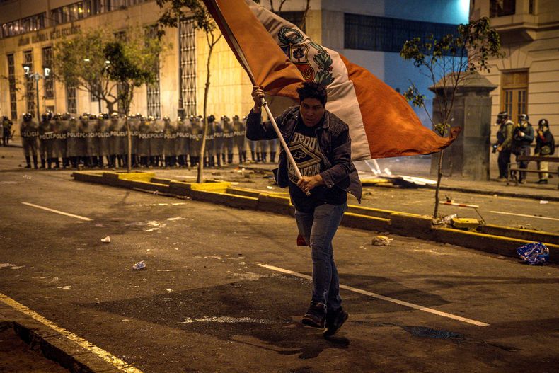 Una persona sostiene una bandera de Perú durante una manifestación este miércoles, en Lima (Perú).&nbsp;