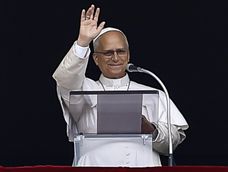 El papa León XIV dirige el rezo del Ángelus desde la ventana de su despacho con vistas a la plaza de San Pedro, al día siguiente de recibir el alta del Hospital Universitario Agostino Gemelli, donde había estado ingresado para someterse a una intervención quirúrgica; Ciudad del Vaticano, 18 de octubre de 2026.