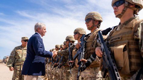 Fotografía cedida por Presidencia de Chile que muestra al mandatario, José Antonio Kast, saludando a militares en el punto de Observación Fronteriza en el complejo Chacalluta este lunes, en Arica (Chile).
