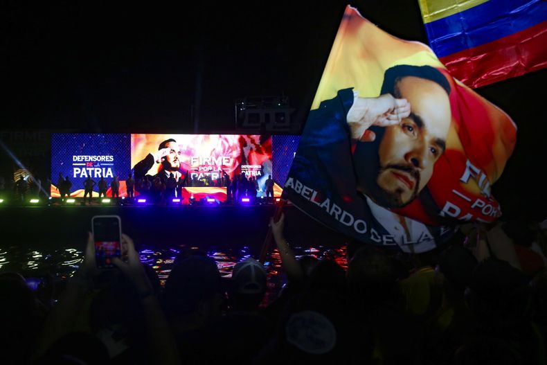 Fotografía que muestra una embarcación, pantallas y banderas con la imagen del candidato de ultraderecha Abelardo de la Espriella, al final de la jornada electoral este domingo 31 de mayo de 2026, en Barranquilla (Colombia).