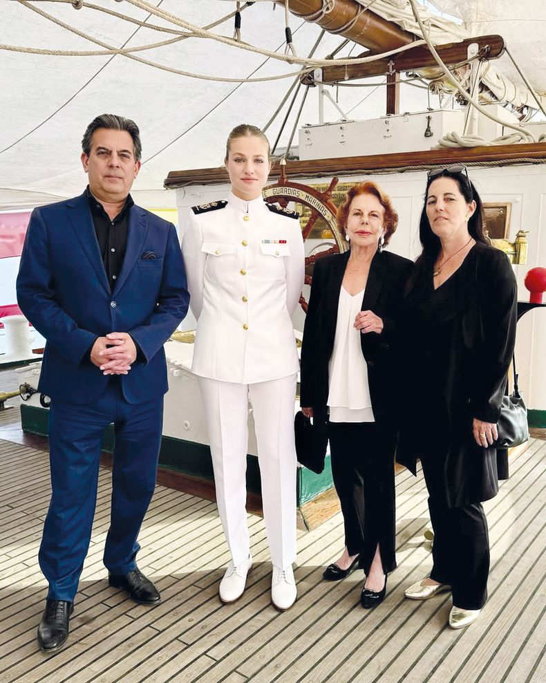 La infanta Leonor junto a Gonzalo Vargas Llosa, la viuda del escritor Patricia Llosa y Morgana Vargas Llosa a bordo del buque Juan Sebastián de Elcano&nbsp;