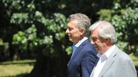 Tabaré Vázquez camina junto a Mauricio Macri en la estancia de Anchorena, febrero de 2019. Foto: Presidencia