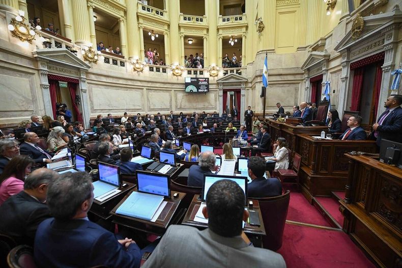 Senadores asistentes al inicio de una sesión en el Congreso, en Buenos Aires.