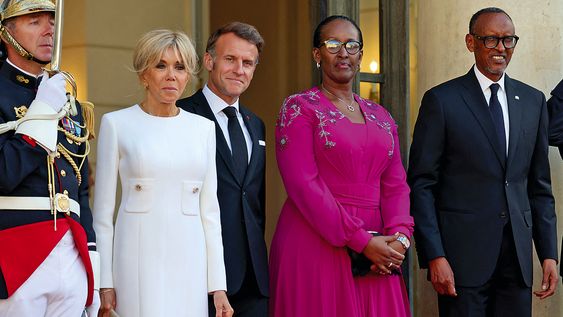 Emmanuel Macron y su esposa Brigitte recibieron al presidente de Ruanda Paul Kagame y su esposa Jeannette Kagame. Emmanuel Macron y su esposa Brigitte recibieron al presidente de Ruanda Paul Kagame y su esposa Jeannette Kagame.