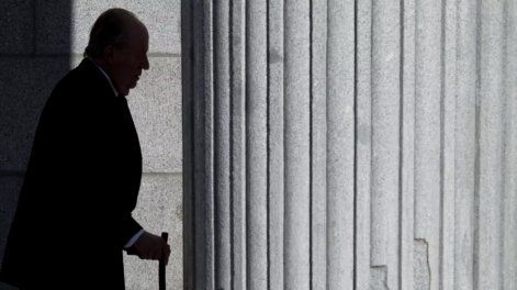 El rey emérito Juan Carlos I llega al Congreso de los Diputados para un acto conmemorativo de los 40 años de la Constitución española, el 6 de diciembre de 2018 en Madrid.