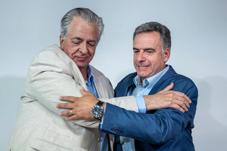 Víctor Björgan Barrios y Yamandú Orsi, durante la conferencia de prensa el viernes 1 para anunciar la incorporación del asesor al equipo de seguridad