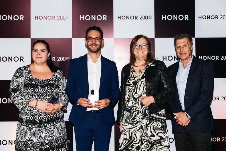 Directora de Marketing de Honor Uruguay & Paraguay Jazmín Núñez, director comercial de Honor Uruguay Pablo Patrone, presidenta de Antel Annabela Suburú y gerente División Marketing de Antel José Carlos López
