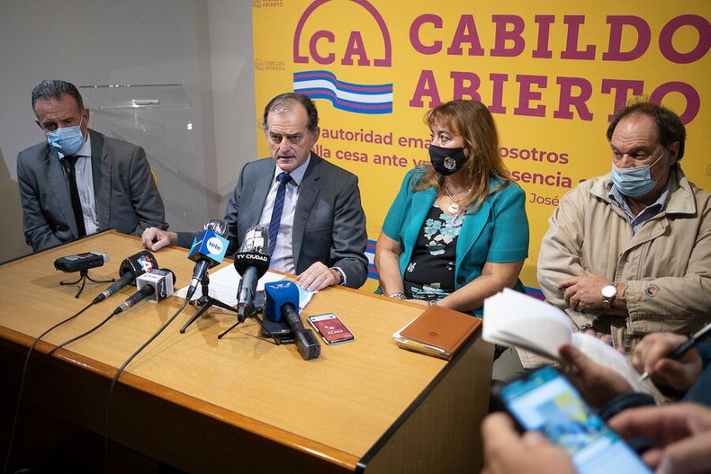 Daniel Salinas, Guido Manini Ríos, Irene Moreira y Eduardo Lust, en conferencia, en la sede de Cabildo Abierto.  Foto: Pablo Vignali / adhocFOTOS