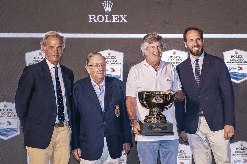 Comodoro del Yacht Club Argentino Alberto Urani, comodoro del Yacht Club Punta del Este Juan Etcheverrito, capitán del velero ganador de la Copa Rolex 2025 Fernando Chain y CEO Rolex Latam Eduardo MacLean