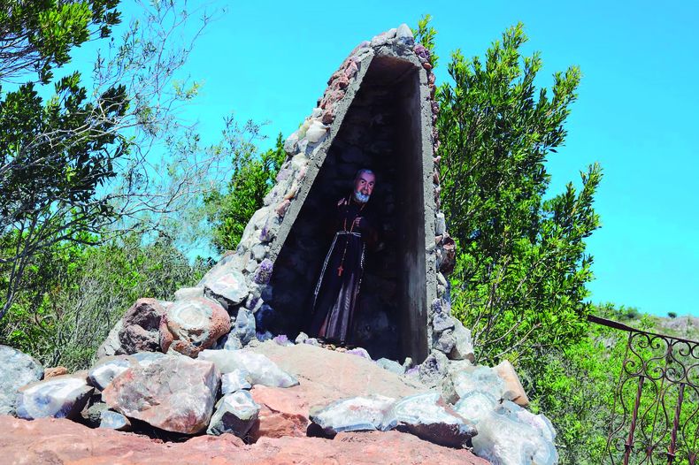 Gruta del Padre Pío, construida en un altar indígena