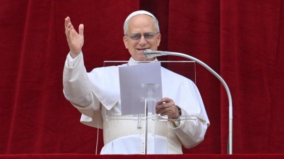 El Papa León XIV pronuncia la oración Regina Caeli desde la logia central de la basílica de San Pedro en el Vaticano, el 11 de mayo de 2025 El Papa León XIV pronuncia la oración Regina Caeli desde la logia central de la basílica de San Pedro en el Vaticano, el 11 de mayo de 2025