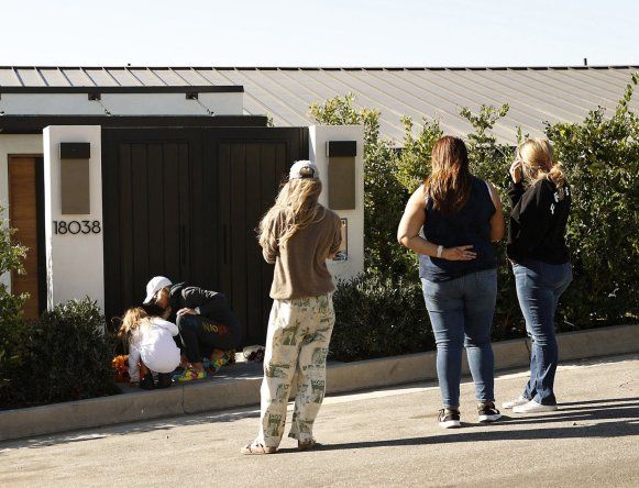 Fans rinden homenaje a Matthew Perry frente a su casa el 29 de octubre de 2023 en Los Ángeles, California.