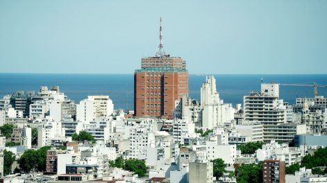 Intendencia de Montevideo vista desde la Torre de las Telecomunicaciones. Intendencia de Montevideo vista desde la Torre de las Telecomunicaciones.
