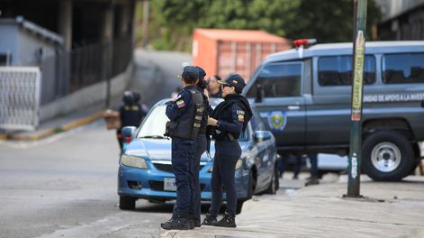 Policías de guardia durante la liberación de presos políticos en Caracas, Venezuela, el 8 de enero de 2026.
