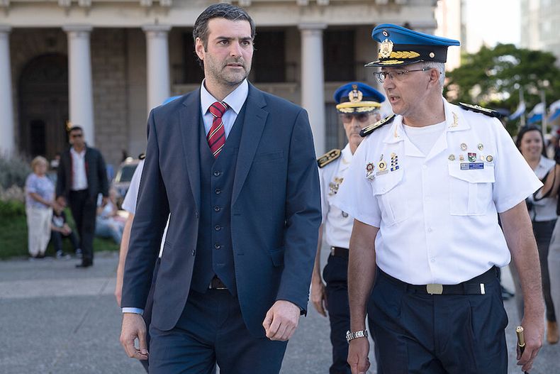 Nicolás Martinelli y José Manuel Azambuya durante el 194° aniversario de la Policía Nacional. Foto: Pablo Vignali / adhocFOTOS