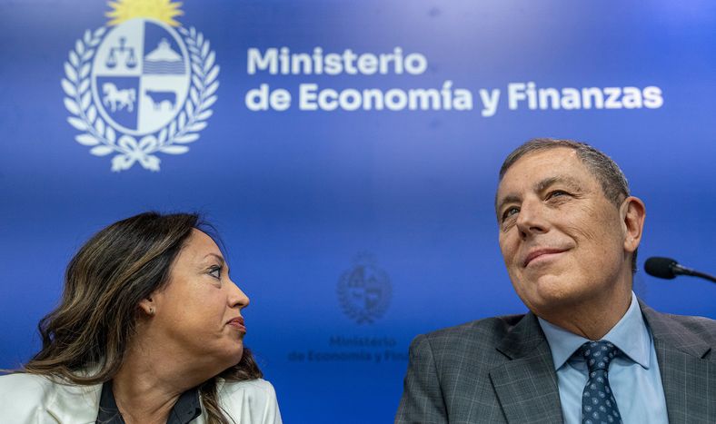 Los ministros Cardona y Oddone, en la conferencia de prensa de hoy, en la sede de Economía