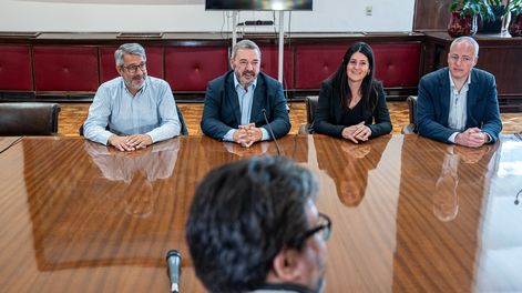Mauricio Zunino, Justo Onandi, Mario Bergara Viviana Repetto y Germán Benítez durante la reunión de transición de gobierno en la Intendencia de Montevideo