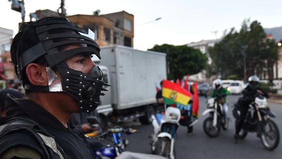 Una persona con una máscara participa en una protesta en Cochabamba (Bolivia).