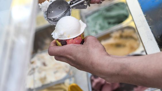 Tras el malestar del sacerdote, la empresa quitó la propaganda del helado de la vía pública. 