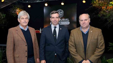 El presidente del Instituto Nacional de Investigación Agropecuaria (INIA), José Bonica; el presidente de la Asociación Rural del Uruguay (ARU), Patricio Cortabarría; y el directivo de ARU, Rodrigo Granja