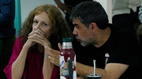 Constanza Moreira y Óscar Andrade, durante una reunión de senadores electos del Frente Amplio.